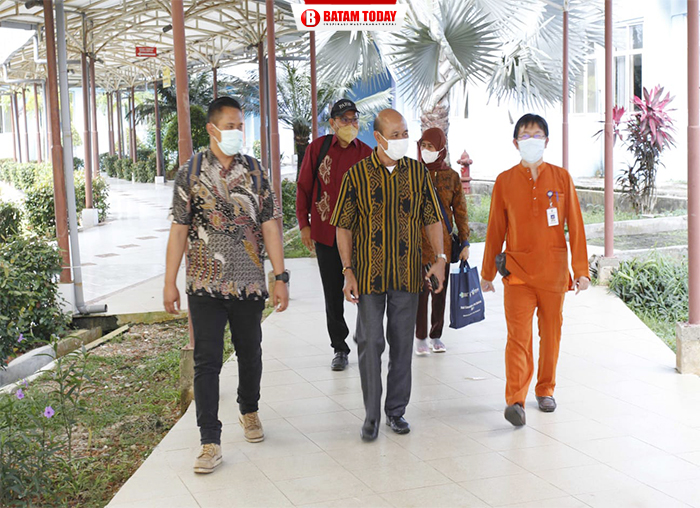 Direktur RSUD EHD dan dr. Celestinus Gigya Munthe menuju lokasi layanan jiwa